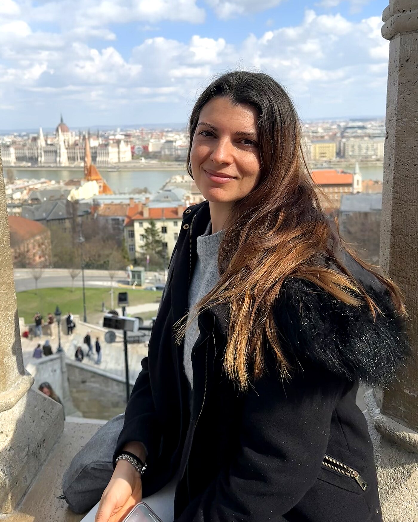 Sofía viajando por Budapest, con las cúpulas del Parlamento húngaro de fondo